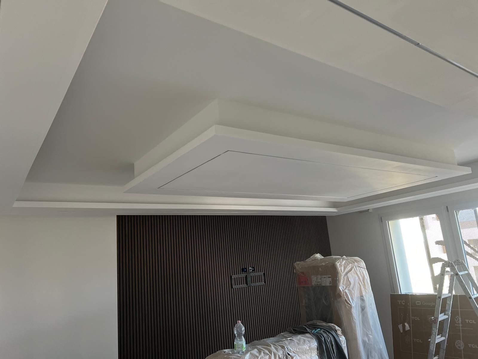 Controsoffitto in cartongesso a più livelli rasato e tinteggiato, prima dell’accensione dei LED