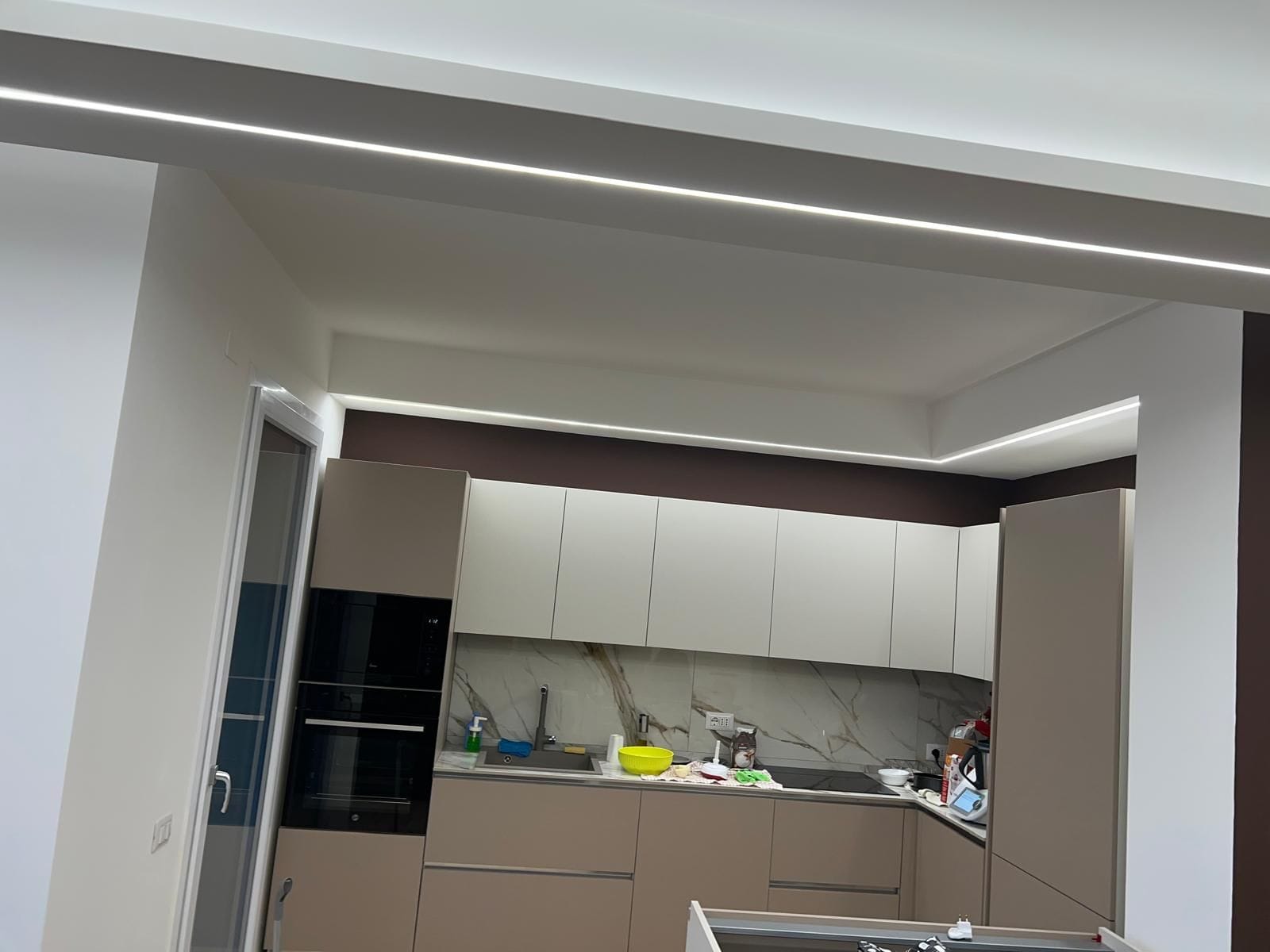 Cucina con ribassamento in cartongesso e taglio di luce LED continuo